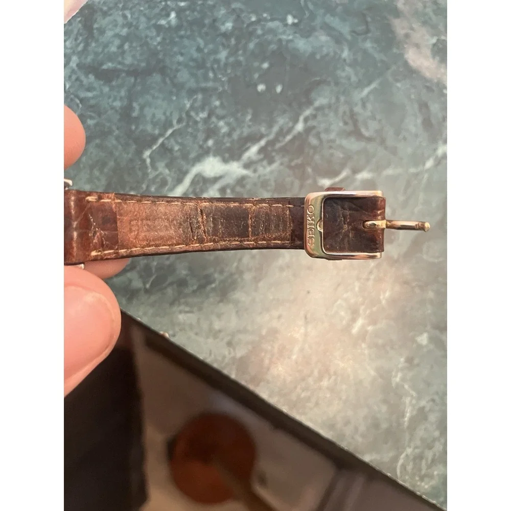 Ladies Seiko 7N83-0169 Day/Date Wrist Watch Needs Battery